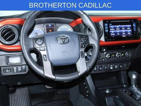 Used 2018 Toyota Tacoma TRD Off-Road w/ Technology Package AWD/4WD image 19
