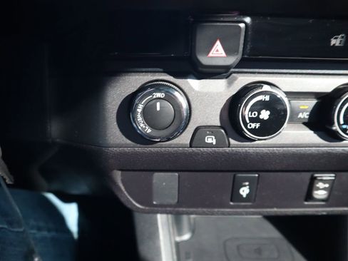 Used 2017 Toyota Tacoma TRD Off-Road w/ Tow Package image 18