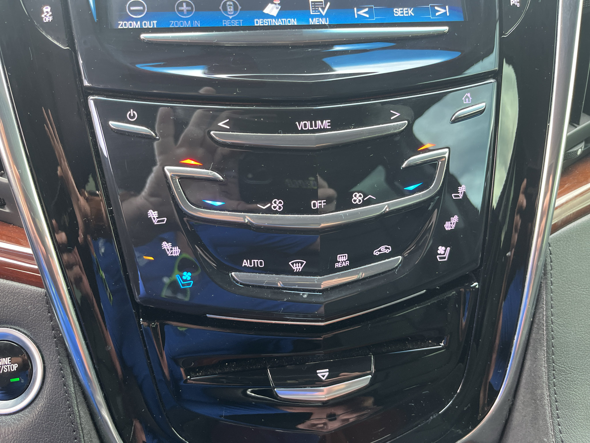 Used 2018 Cadillac Escalade Premium Luxury AWD/4WD image 19