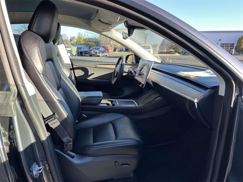 Used 2022 Tesla Model Y Long Range image 11