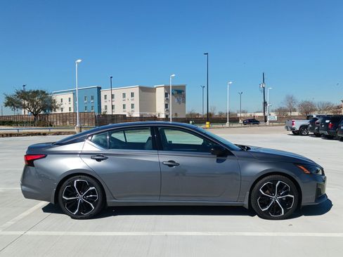 Used 2024 Nissan Altima 2.5 SR w/ SR Premium Package image 2