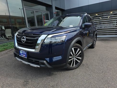 Used 2023 Nissan Pathfinder Platinum AWD/4WD image 2