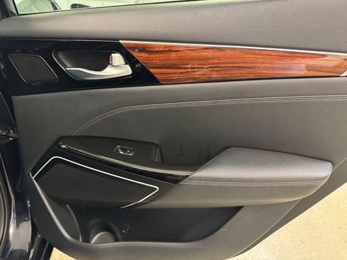 Used 2019 Kia Cadenza Technology image 25