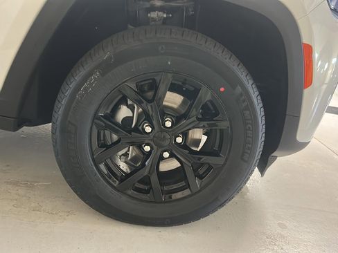 New 2026 Jeep Grand Cherokee Altitude image 28