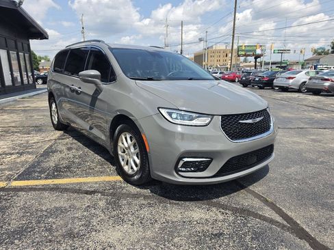 Used 2022 Chrysler Pacifica Touring-L w/ Uconnect Theater Family Group FWD image 3