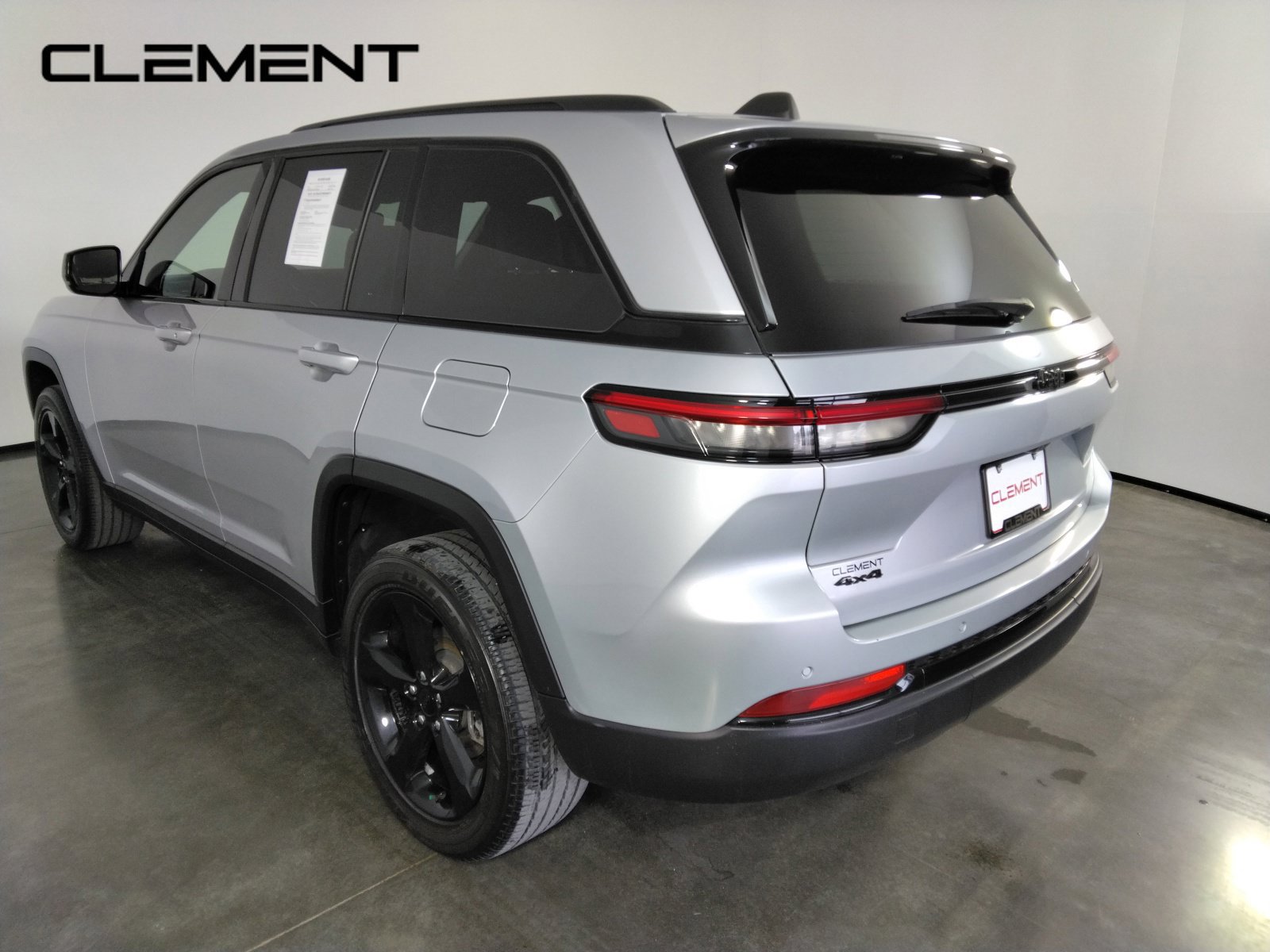 Used 2023 Jeep Grand Cherokee Altitude AWD/4WD image 7