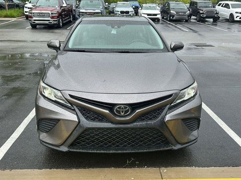 Used 2018 Toyota Camry SE w/ Moonroof Package FWD image 2