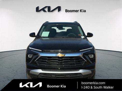 Used 2025 Chevrolet TrailBlazer LT image 2