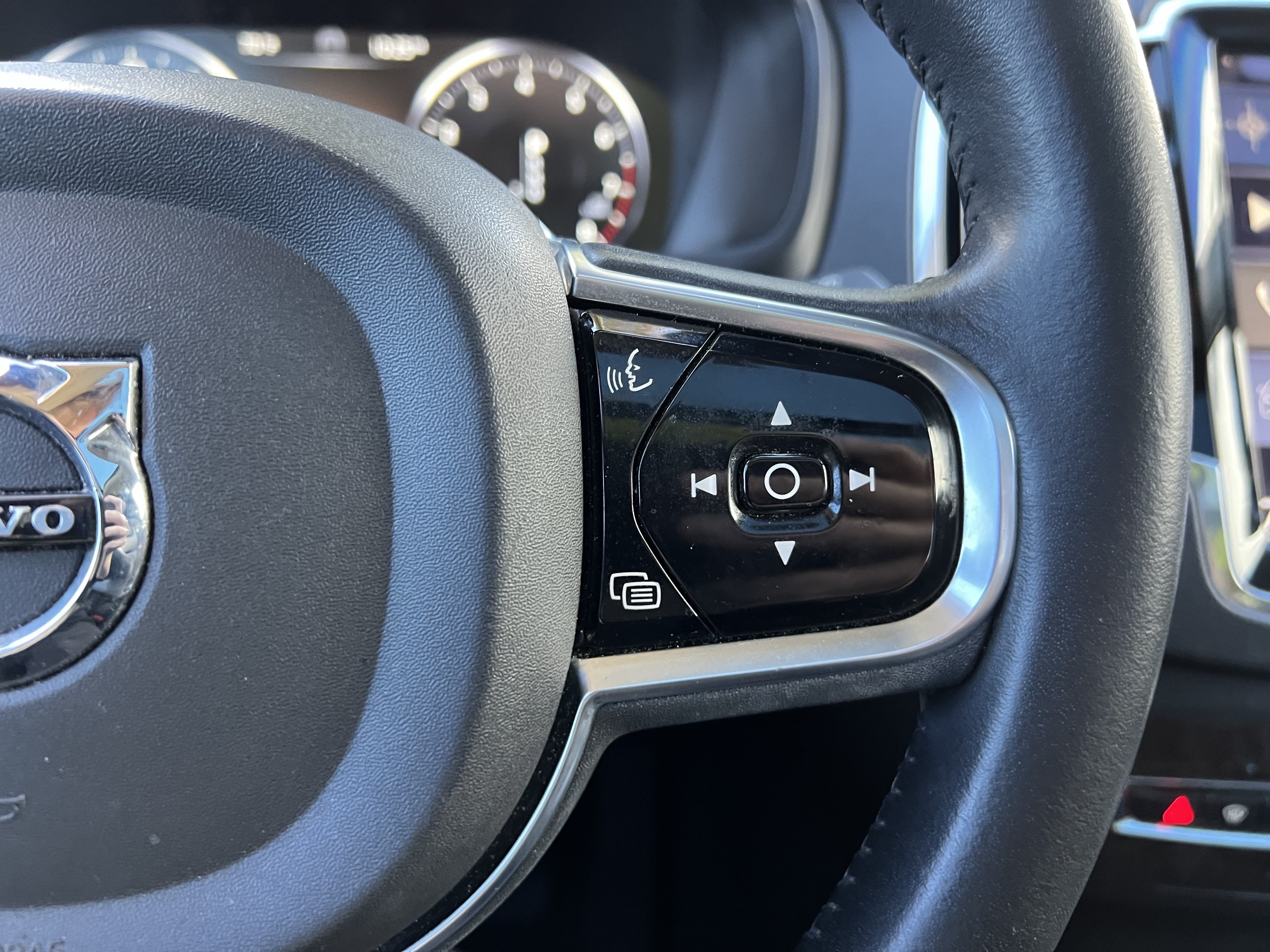 Used 2016 Volvo XC90 T6 Momentum w/ Momentum Plus Package AWD/4WD image 20