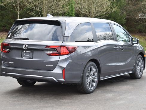 New 2026 Honda Odyssey Touring image 8