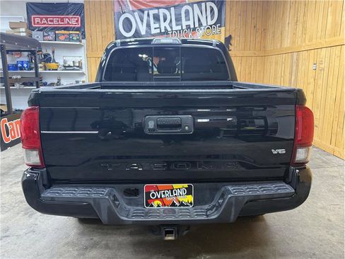 Used 2018 Toyota Tacoma TRD Sport AWD/4WD image 11