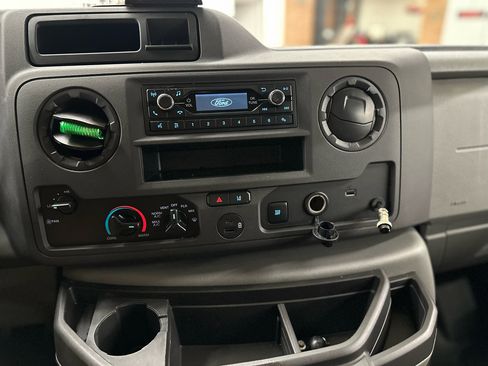 Used 2022 Ford E-450 and Econoline 450 Super Duty image 25