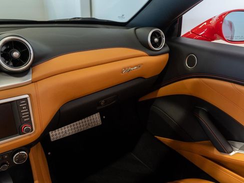 Used 2017 Ferrari California T image 9