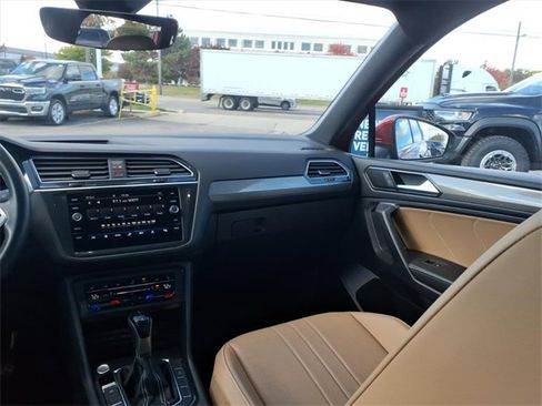 Used 2022 Volkswagen Tiguan SE image 14