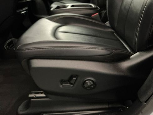 Used 2025 Chrysler Pacifica Select FWD image 19