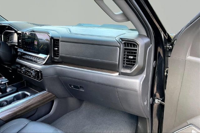 Used 2025 Chevrolet Silverado 1500 LT Trail Boss w/ LT Trail Boss Premium Package AWD/4WD image 18