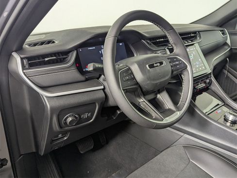 New 2025 Jeep Grand Cherokee Altitude image 11