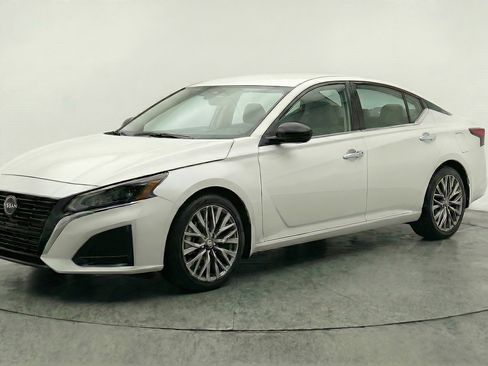 Used 2025 Nissan Altima 2.5 SV image 3