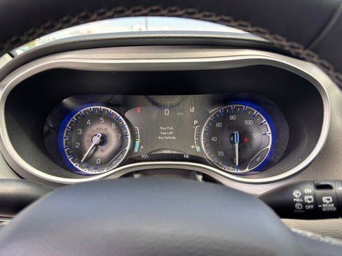 Used 2023 Chrysler Pacifica Touring-L FWD image 20