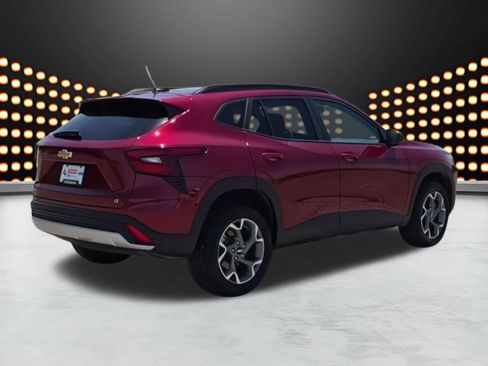 Used 2025 Chevrolet Trax LT FWD image 8