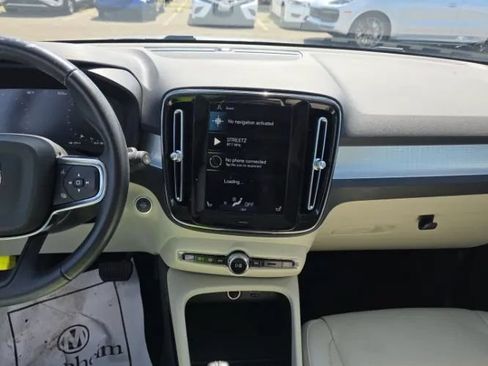 Used 2021 Volvo XC40 T4 Momentum FWD image 9