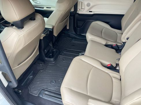 Used 2023 Toyota Sienna XLE w/ XLE Plus Package image 17