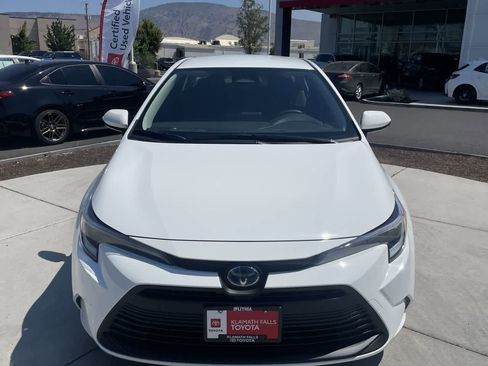 Used 2025 Toyota Corolla LE w/ LE Premium Package image 3