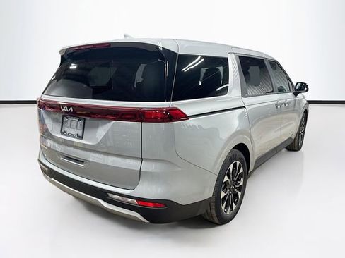 Used 2024 Kia Carnival EX FWD image 7
