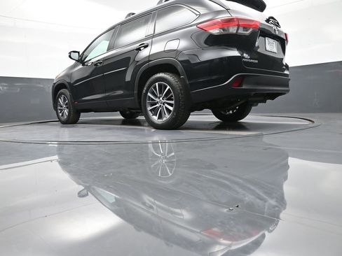 Certified 2019 Toyota Highlander XLE image 34