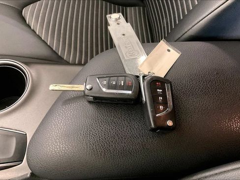 Used 2022 Toyota Camry SE FWD image 13