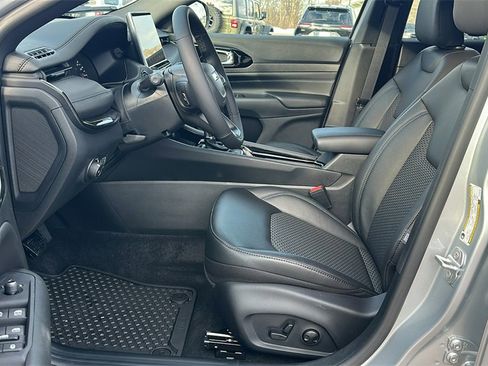 New 2026 Jeep Compass Latitude image 13