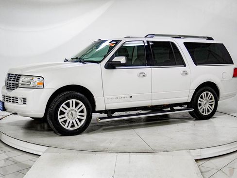 Used 2011 Lincoln Navigator L 4WD image 3
