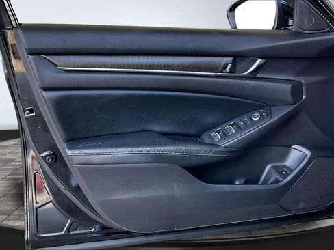 Used 2018 Honda Accord EX image 17