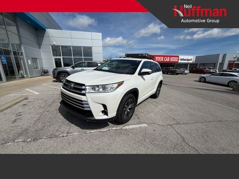Used 2018 Toyota Highlander LE image 1