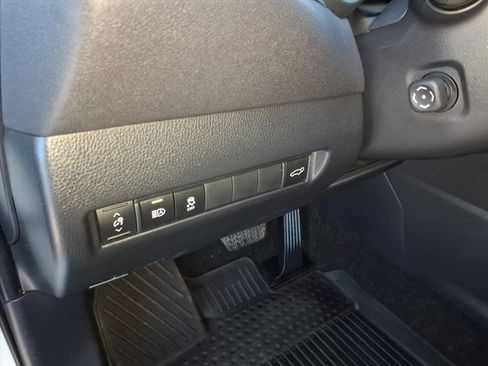 Used 2023 Toyota Venza LE image 19