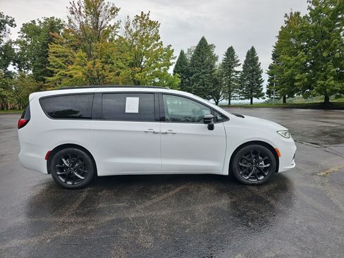 Used 2025 Chrysler Pacifica Limited FWD image 7