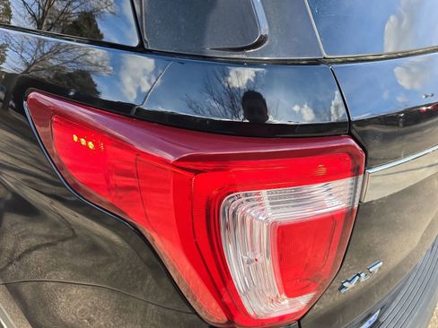 Used 2018 Ford Explorer XLT image 32