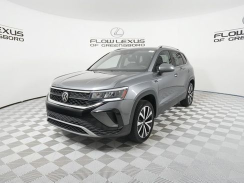Used 2023 Volkswagen Taos SE FWD image 1