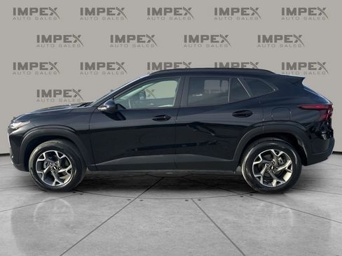 Used 2025 Chevrolet Trax LT w/ LT Convenience Package image 2