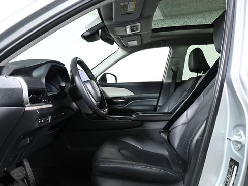 Used 2024 Toyota Grand Highlander XLE image 3