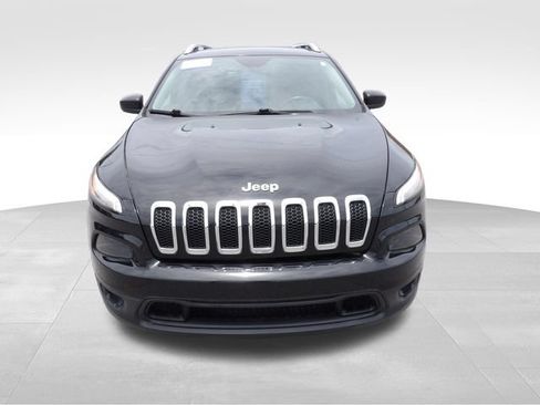 Used 2017 Jeep Cherokee Latitude FWD image 2