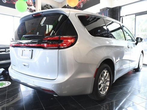 Used 2024 Chrysler Pacifica Touring-L FWD image 15