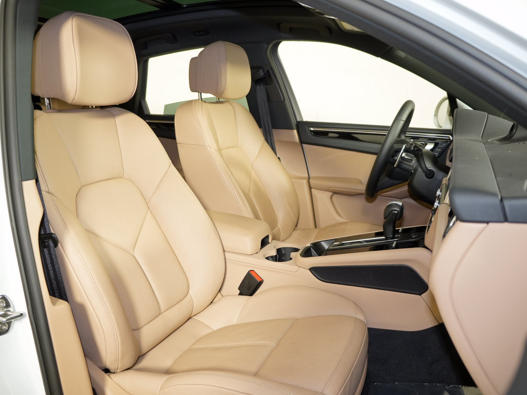 Certified 2025 Porsche Macan AWD/4WD image 42