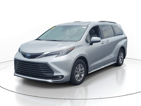 Used 2025 Toyota Sienna XLE FWD image 3