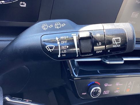 Used 2025 Kia Niro LX FWD image 28