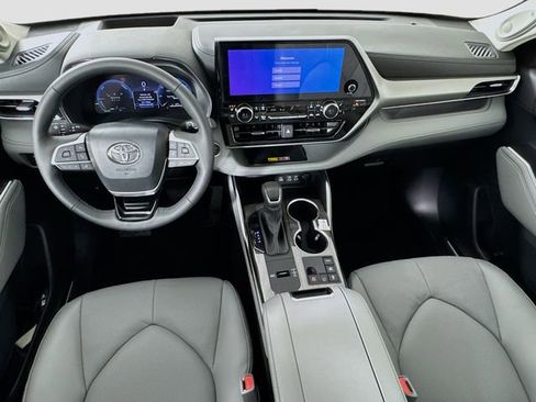 New 2026 Toyota Highlander Platinum image 24