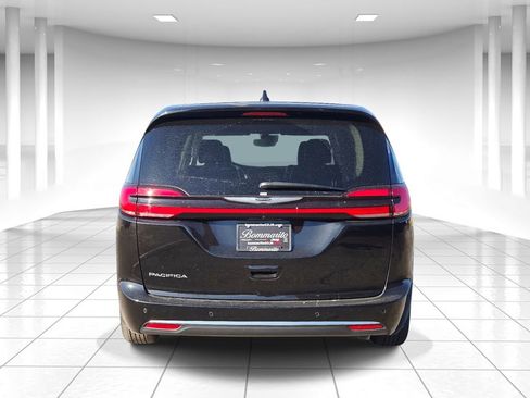 Used 2024 Chrysler Pacifica Touring-L image 4