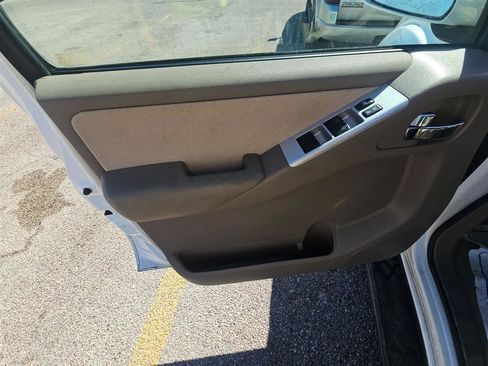 Used 2008 Nissan Pathfinder SE w/ Premium Pkg image 11