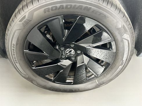 Used 2025 Volkswagen Atlas Cross Sport SE FWD image 11