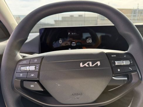 Used 2025 Kia K4 LXS image 27